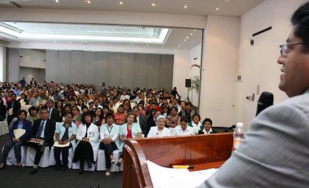 Entrega IMSS-Oaxaca reconocimiento a trabajadores por 20 y 25 años de servicio