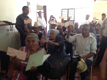 Rebasará la meta entrega de cheques a ex trabajadores migratorios en Oaxaca