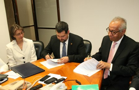 Firman GDF y Colegio de Notarios convenio para el primer arancel social que regirá actividad notarial
