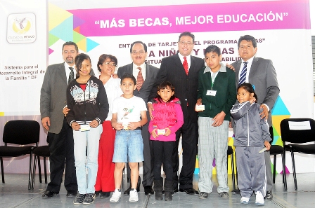 Entrega DIF-DF apoyos a estudiantes de programas Más Becas y Educación Garantizada