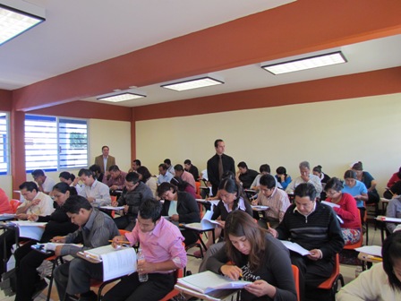 Realizan cerca de 200 egresados en Derecho de la UABJO examen Ceneval para obtener título profesional