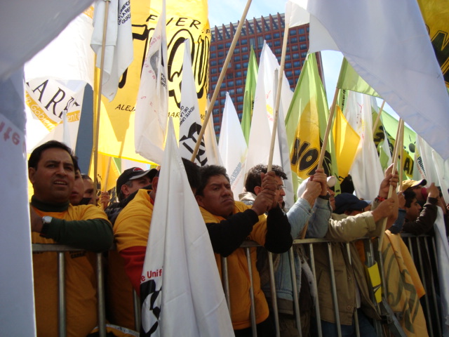 PRI y PRD coinciden en rechazar privatizar PEMEX