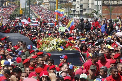 Venezolanos acompañan a Chávez en Capilla Ardiente