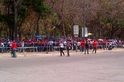 Por quinto día el pueblo le rinde honores al Comandante Chávez