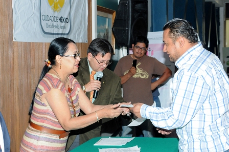 Entregan cheques de mejoramiento barrial por un monto global de más de 11 mdp