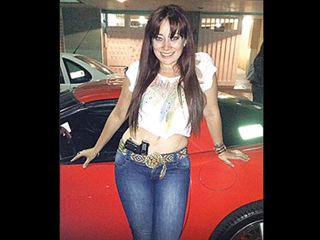 Renunció funcionaria por exhibirse armada