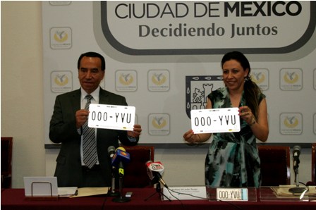 Presentan nuevo diseño en placas y engomado de automóviles particulares en la Ciudad de México