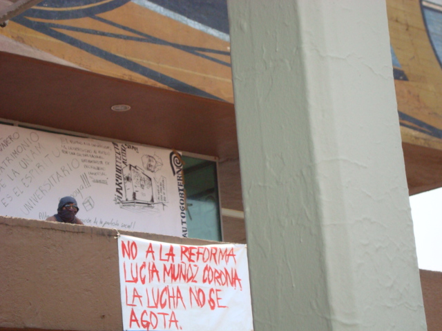 Exigen cien mil universitarios el desalojo de la Torre de la Rectoría