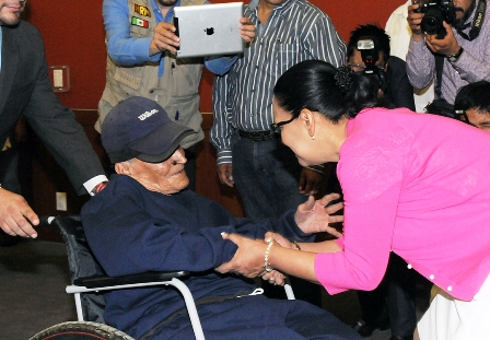 Entregan Sedeso DF y CDHDF actas de nacimiento y sillas de ruedas a usuarios de CAIS