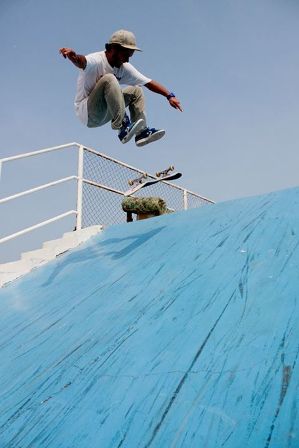 Gana Sergio Miranda primer lugar de concurso de patinadores en Salina Cruz, Oaxaca