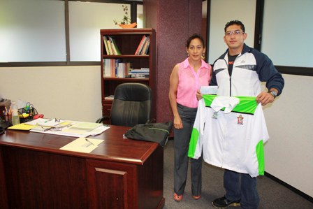 Entrega CECUDE apoyo económico a campeón de fisicoculturismo 2013 en Oaxaca