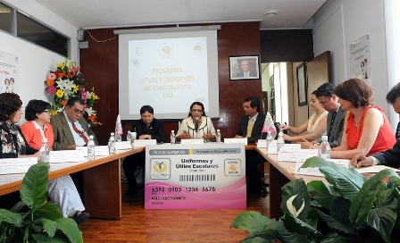 Inician programas de útiles y uniformes escolares, ahora con vales electrónicos