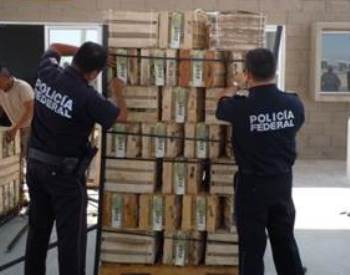 Asegura Policía Federal más de 100 paquetes con droga oculta en un tractocamión, en Sonora