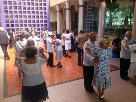 Se suman cada vez más adultos mayores a Jueves de Danzón, en la Ciudad de México