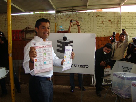 Acude Francisco “Paco” Reyes, candidato del PAN-PRD-PT, a emitir su voto, en Oaxaca