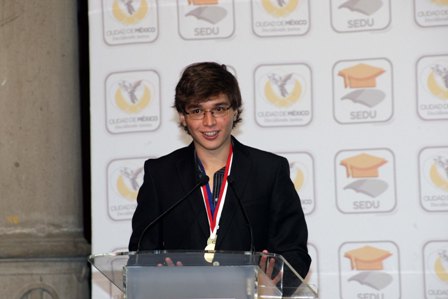 Entregan reconocimiento a Andrés Fernández, ganador de la X Olimpiada Internacional de Geografía 2013