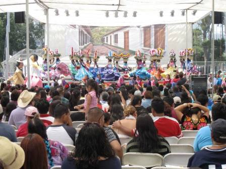 Cautiva Oaxaca con su Guelaguetza en Los Ángeles California