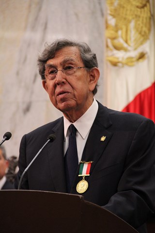 Recibe Cuauht?moc C?rdenas condecoraci?n “Sentimientos de la Naci?n”