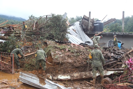 Rescatan con vida a 520 habitantes de “La Pintada”, comunidad sepultada por un alud, en Guerrero