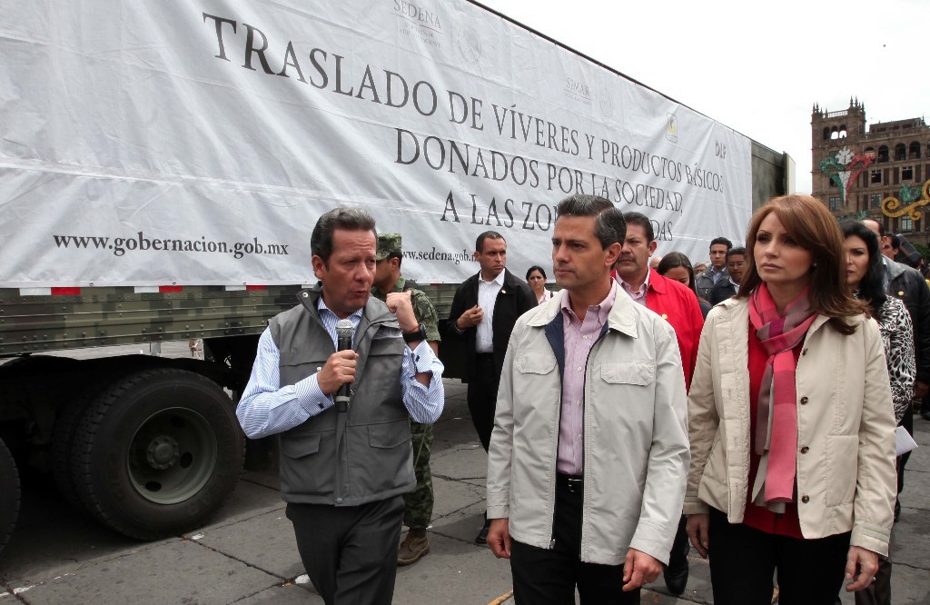 ¡Los revolucionarios estamos de pie!