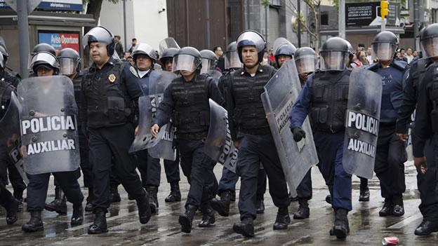 Mondragón libera el Zócalo; a Mancera le tocó barrer