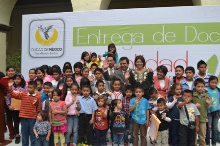 Entregan actas de nacimiento a hijos de migrantes en retorno a la Ciudad de México