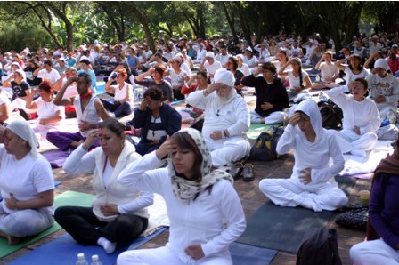 Se realiza con éxito segunda clase de yoga masiva en explanada del Jardín Botánico, en el DF
