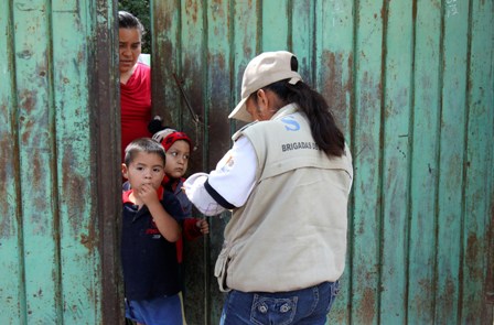 Continúan brigadas médicas del IMSS acciones de saneamiento en la Costa de Oaxaca