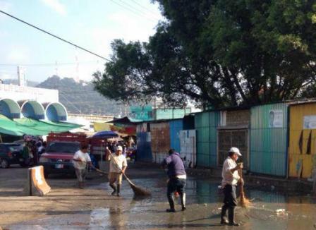 Retiran basura y limpian rampa de la Central de Abasto acumulada una semana, en Oaxaca