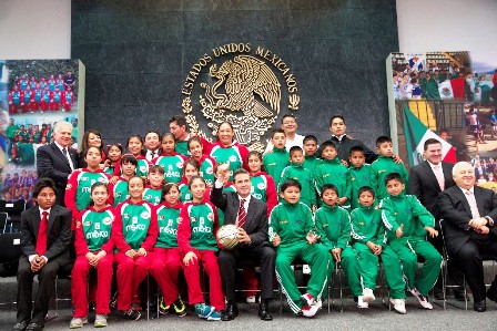 Viajaron y jugaron descalzos, hoy les pusieron tenis