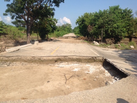 Rehabilitan carreteras en localidades afectadas por el desbordamiento del Rio Verde, en Oaxaca