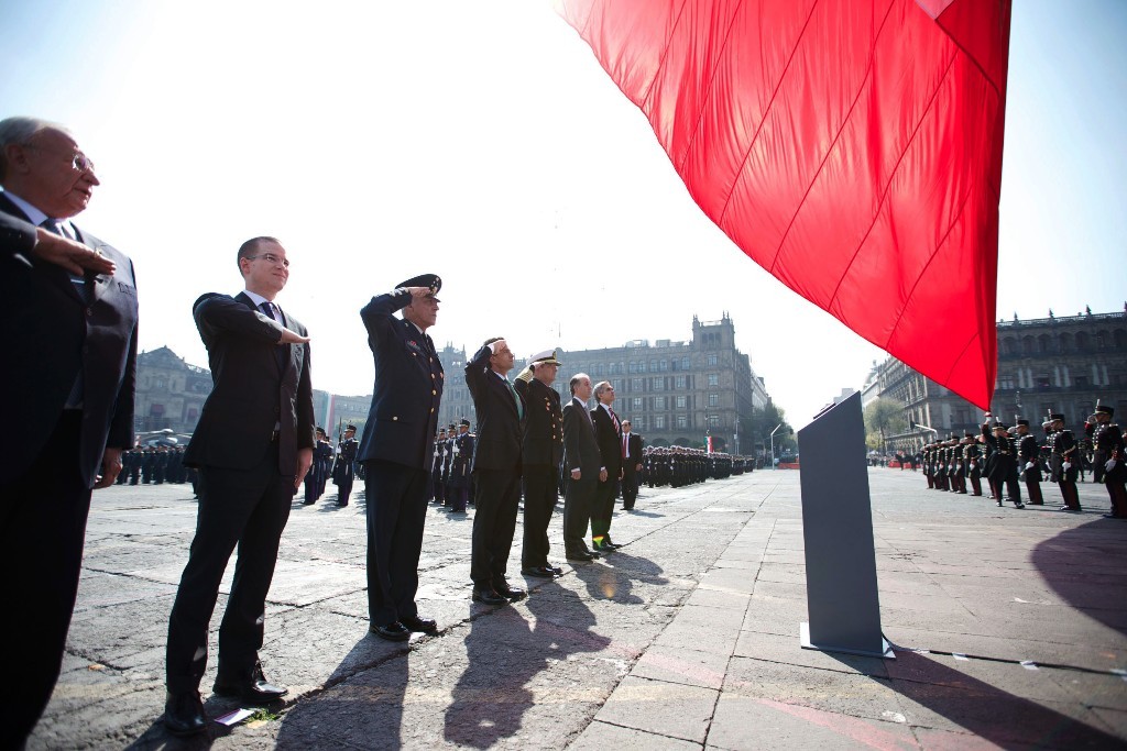 Causa caos la decisión a última hora de celebrar en el zócalo la parada militar