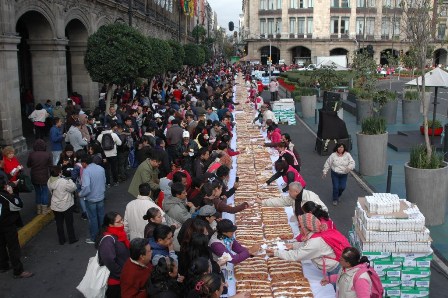 Reparten Monumental Rosca de Reyes 2014 en la Ciudad de México