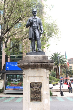 Rehabilitan 76 estatuas y 71 jarrones de avenida Paseo de la Reforma, en la ciudad de México