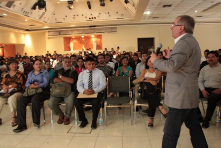 Comparte Mario Borghino “El arte de hacer dinero” a estudiantes universitarios de Oaxaca