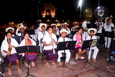 Triunfa la banda de niños costeños en el zócalo capitalino