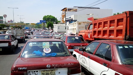 Transportistas de la CTM paralizan la capital oaxaqueña, exigen salida del procurador Héctor Joaquín Carrillo