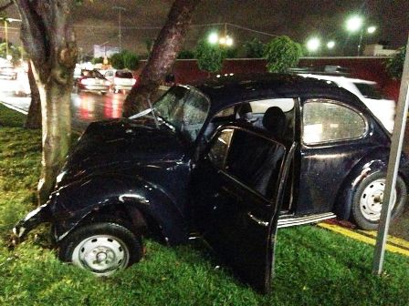 Conductor ebrio choca con dos automotores y un árbol en Av. Universidad