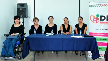 Presentan Francisco Toledo y DIF Municipal “Aretes Cocodrilo”, proyecto a favor de personas con discapacidad