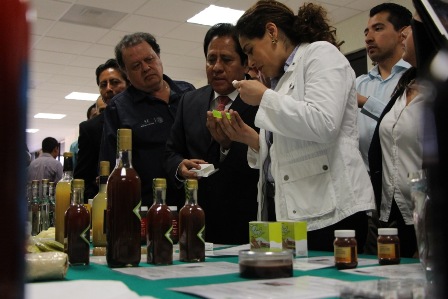 Reciben estudiantes de Universidad Tecnológica de Oaxaca estímulos de Proyecto ESCALA 2014