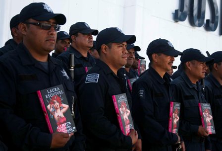 Agradece escritora Laura Esquivel acompañamiento de la Banda de Música de la Policía de Oaxaca