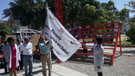 Izan Bandera Blanca en escuela de Santa María Colotepec como promotora de salud