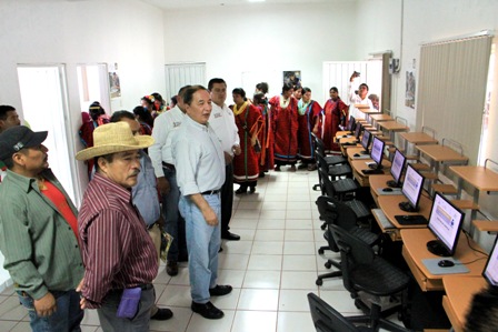 Inaugura Instituto de Educación para Adultos Centro Comunitario Digital en El Rastrojo, Oaxaca