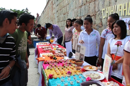 Reúnen estudiantes universitarios sabores de México en feria gastronómica, en Oaxaca