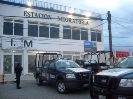 Analizan especialistas violaciones a derechos humanos en estaciones migratorias