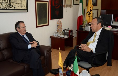 Político chileno y líder perredista intercambian puntos de vista sobre reformas aprobadas en México