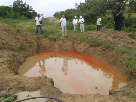 Atiende Pemex derrame de gasolina provocado por toma clandestina en Santa María Petapa, Oaxaca