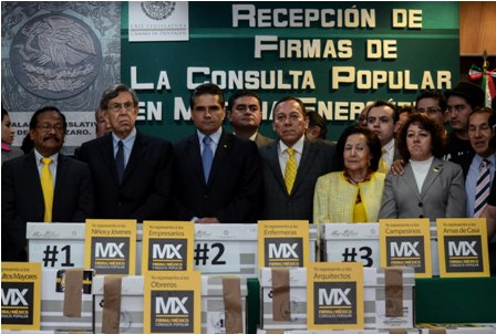 Entregan líderes perredistas más de dos millones de firmas en contra de la reforma energética