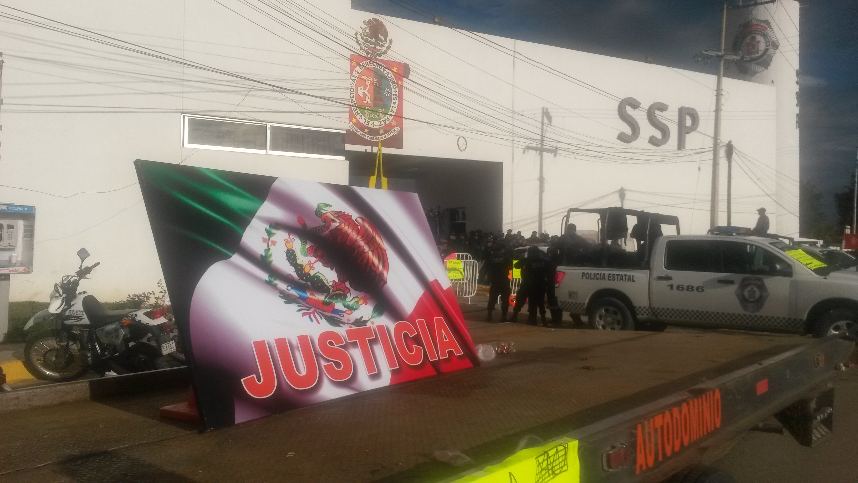 Se suman más policías a paro en Oaxaca