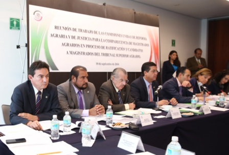 Presentan solicitud de consulta popular para fijar límite máximo al pago de servidores públicos